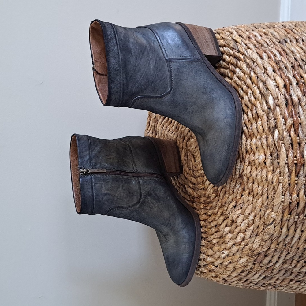 Donald J Pliner Womens Western Couture Collection Grey Textured Ankle Booties S7 - Picture 2 of 10